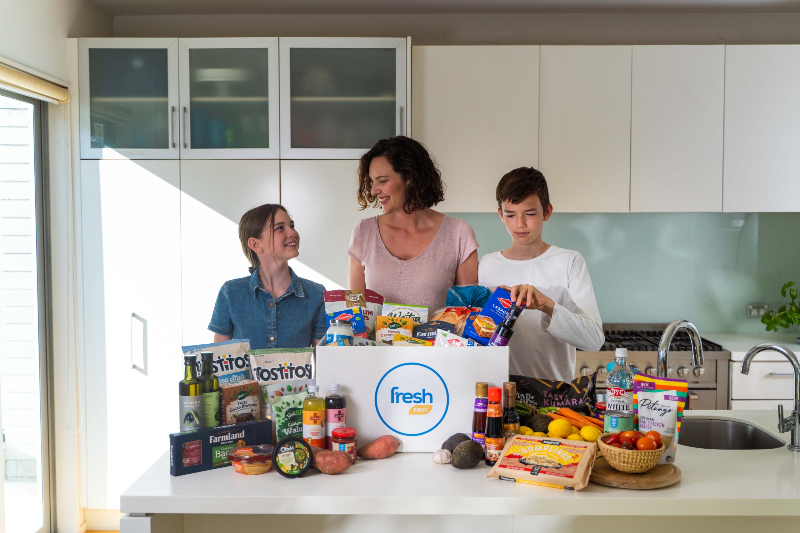 Campaign - Mother and kids opening the Fresh First box